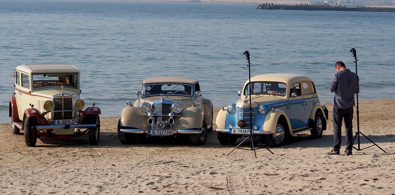 Днес на варненския плаж бе направена фотосесия на три ретро автомобила