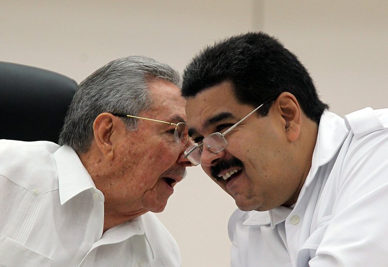 Кубинският президент Раул Кастро и президентът на Венецуела Николас Мадуро на регионална среща за борба с Ебола