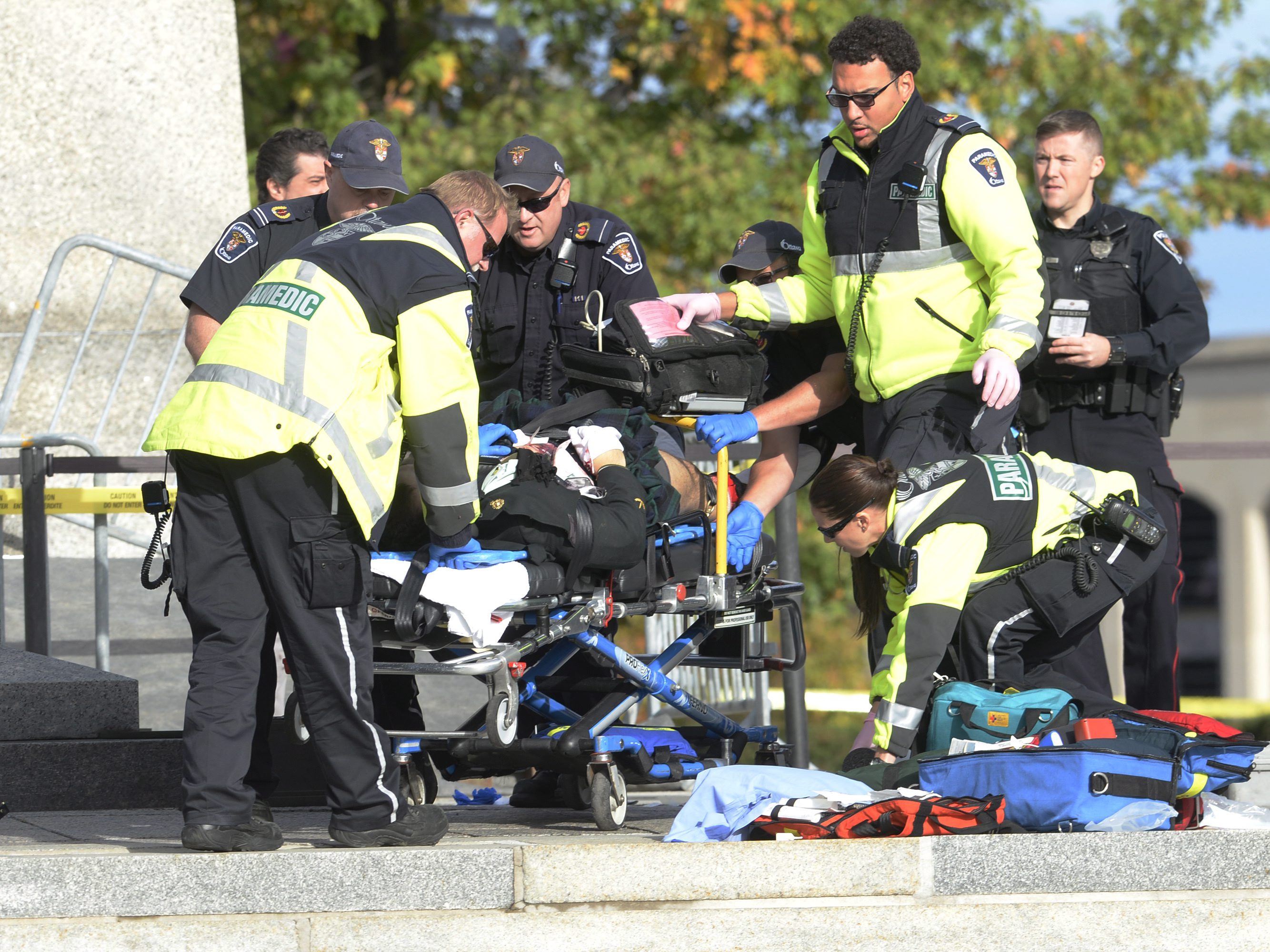 Починал е войникът, прострелян в гърдите пред канадския парламент