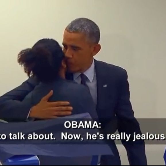 Сега вече наистина ревнува, казва Барак Обама и целува жената
