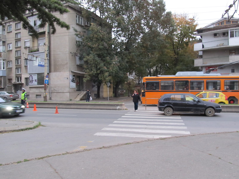 Блъснато момиче на пешеходна пътека(снимки)