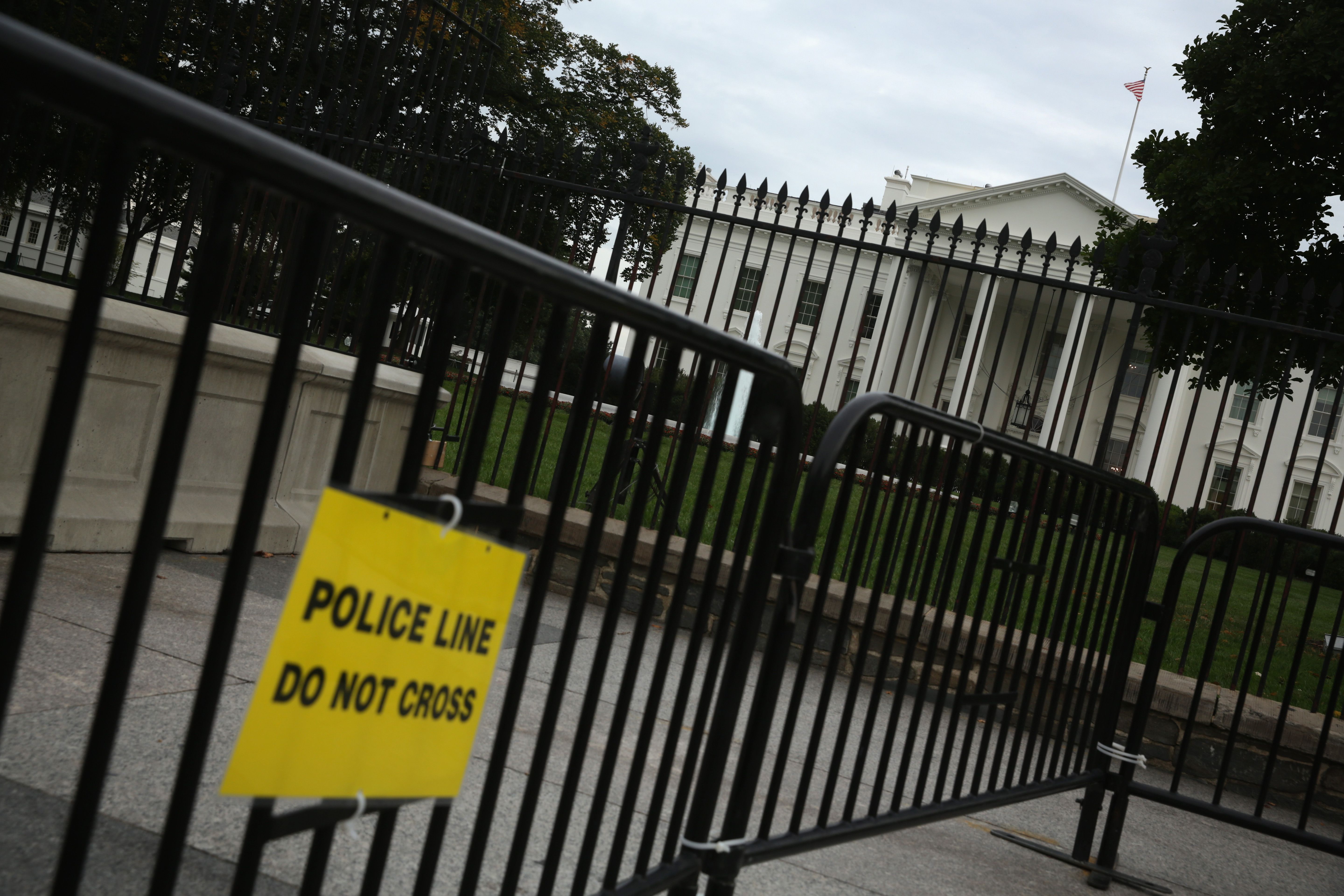 Кучета заловиха мъж, прескочил оградата на Белия дом