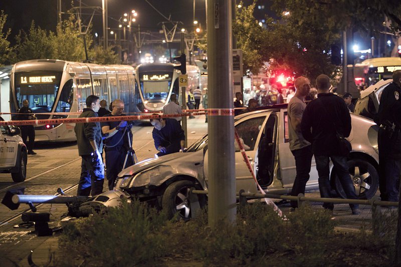 Палестинец заби колата си в трамвайна спирка като уби бебе и рани осем души