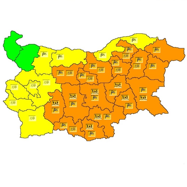 Оранжев код за силен вятър, обилни дъждове и сняг е обявен за 17 области в страната