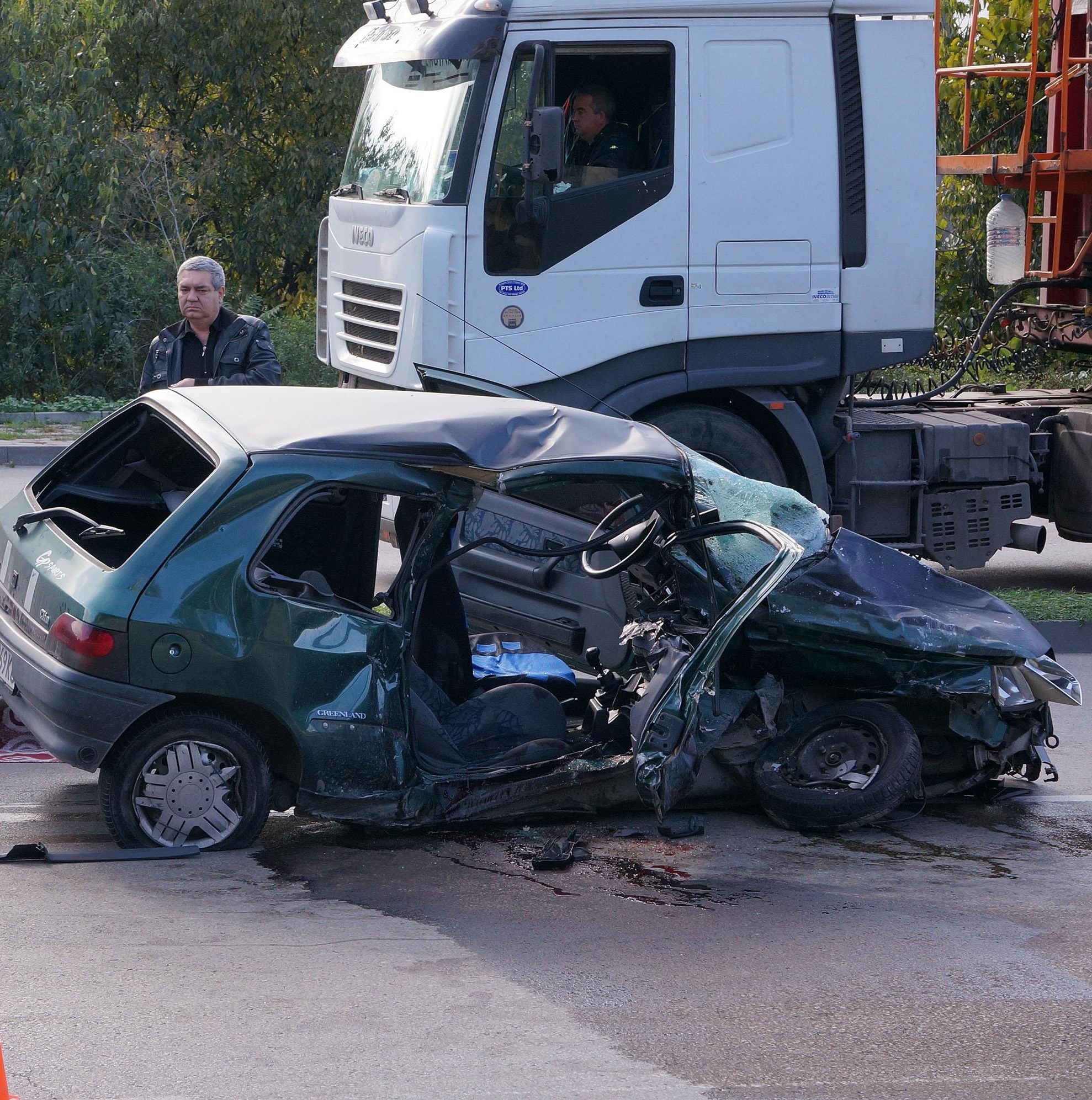 Реното предприема маневра за завой наляво от средната пътна лента