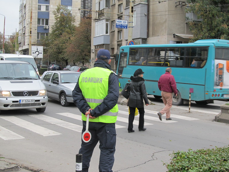 Полицаи отново могат да спират коли за проверка