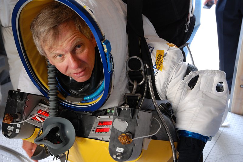 57-годишният Алън Юстас скочи от ръба на Космоса