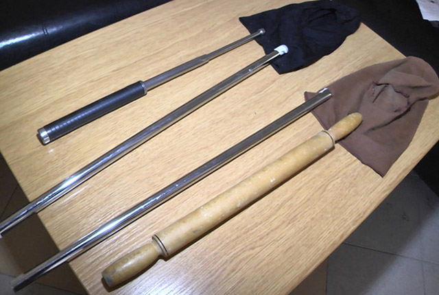 Двете групи носели забранени предмети и вещи (самоделни бомбички, факли, спрейове, дървени точилки, ножове, меч и мачете).