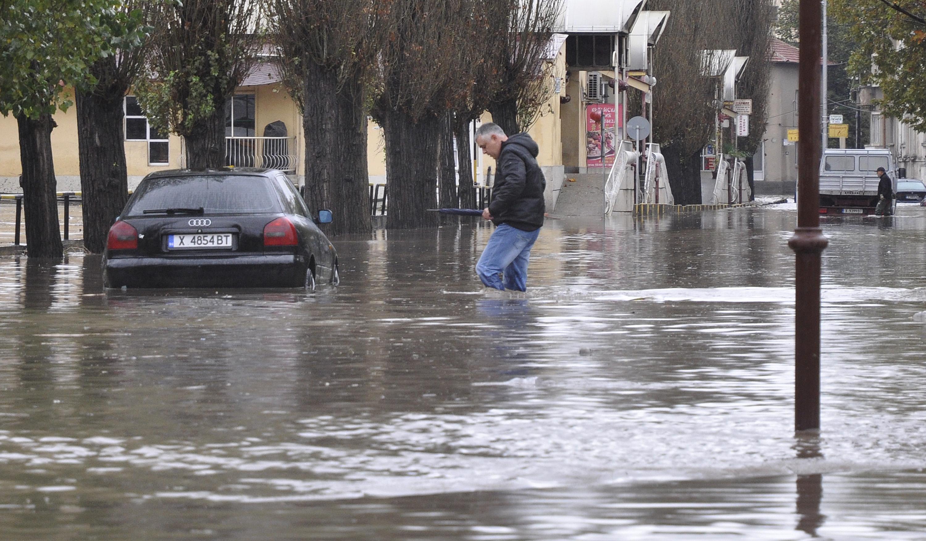 Хасково е наводнено след преливане на река Хасковска