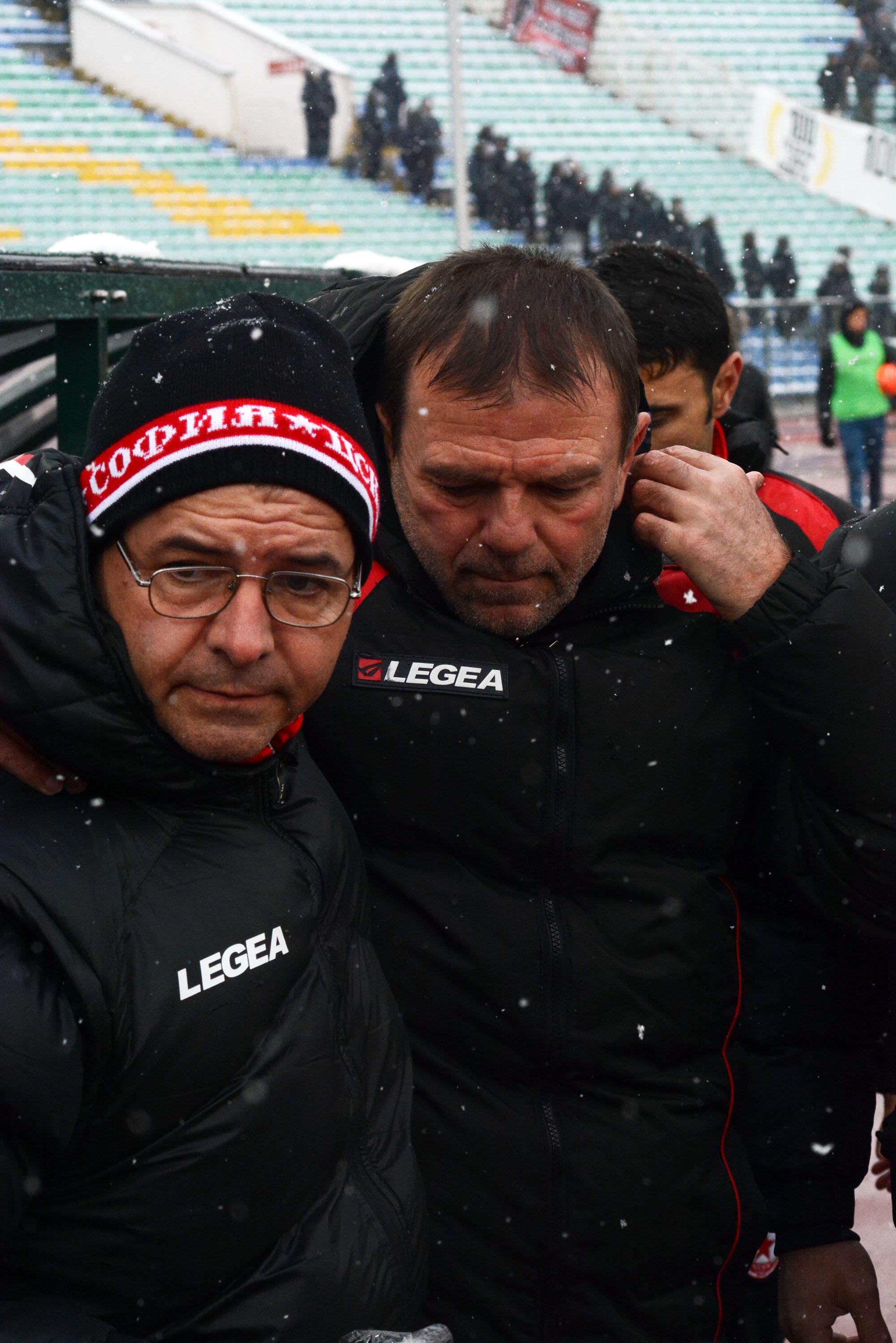 Стойчо Младенов бе ударен със снежна топка по главата на дербито с Левски