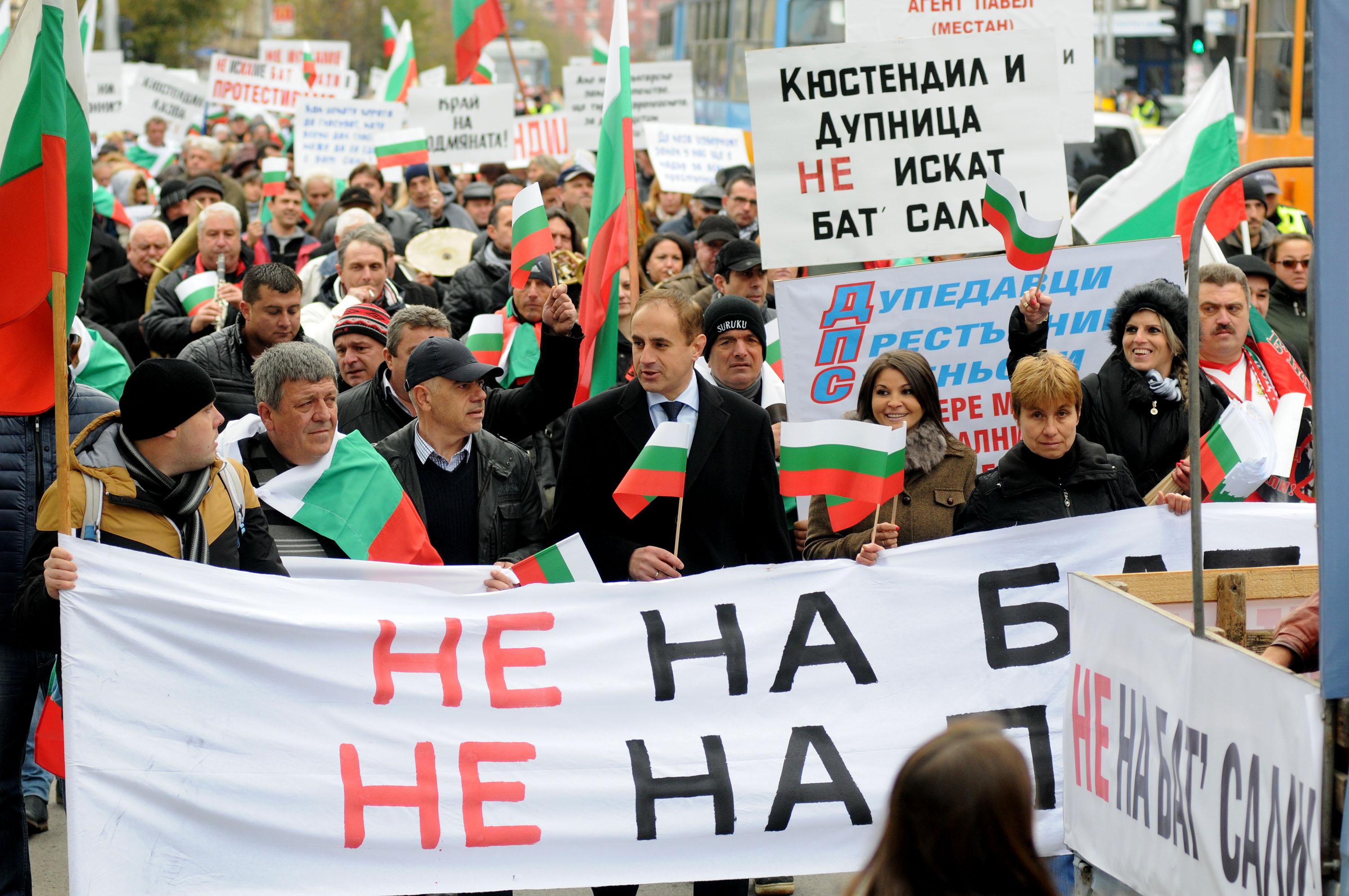 Кметът Петър Паунов поведе протеста срещу Бат' Сали