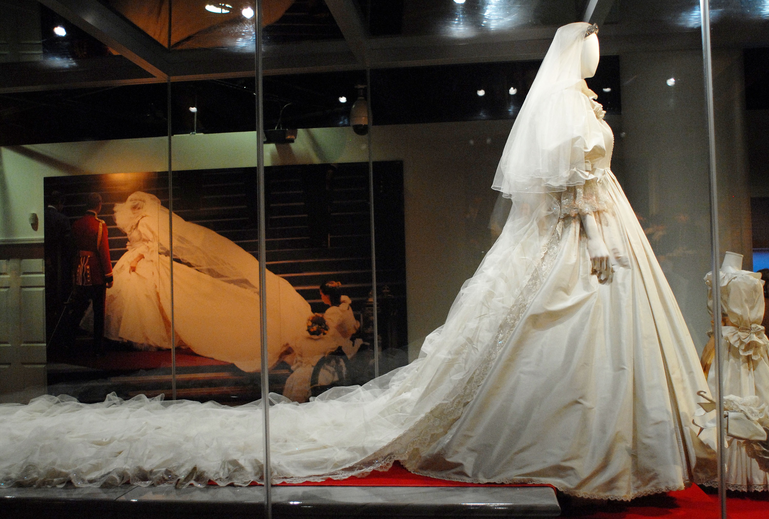 Сватбената рокля на принцеса Даяна