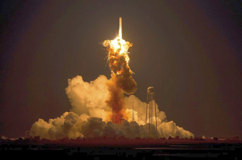 Ракетата ”Антарес” избухна при старта си