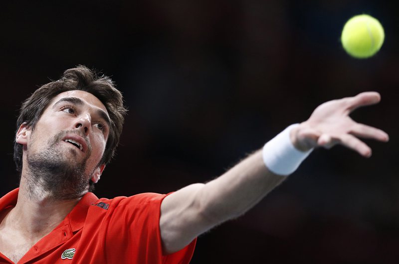 Шарди измъчи Федерер, но отпадна от турнира в Париж