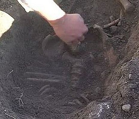 Откриха детски скелет с вързани крака в крепост