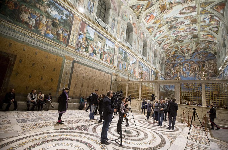 Микеланджело рисува фреските в Сикстинската капела през първата половина на 16-и век