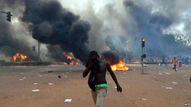 Демонстранти подпалиха парламента в Буркина Фасо