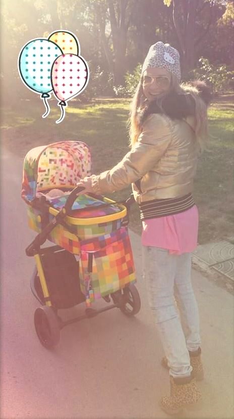 Първа разходка на Лора Караджова с дъщеря й Алиса