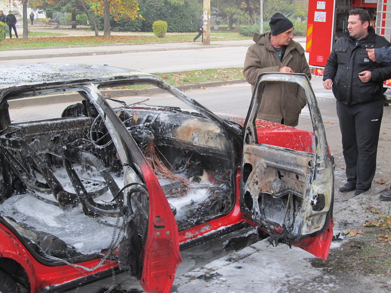 Автомобил се самозапали и изгоря за минути в Русе (снимки)