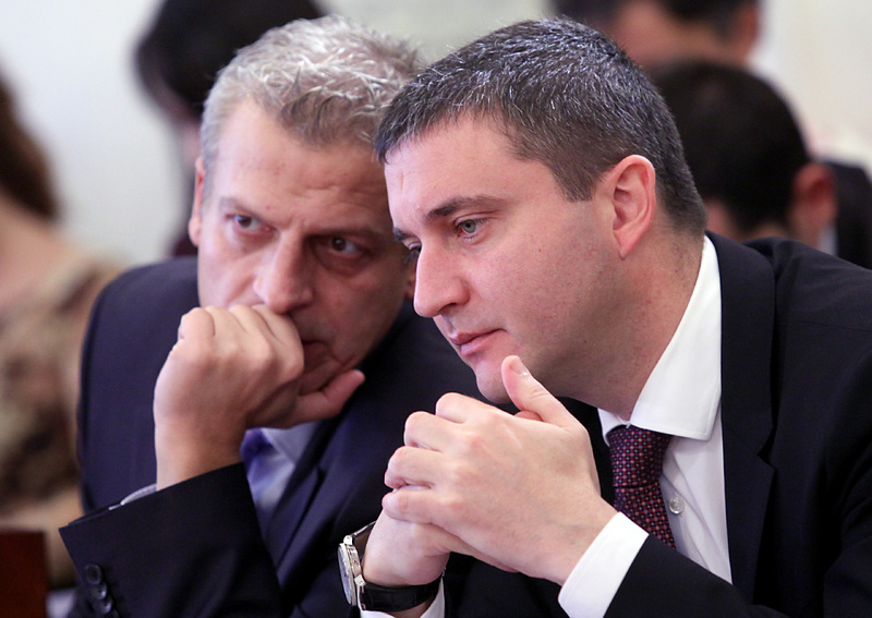 Владислав Горанов (вдясно) обясни, че с решението се печели време за водене на разговори
