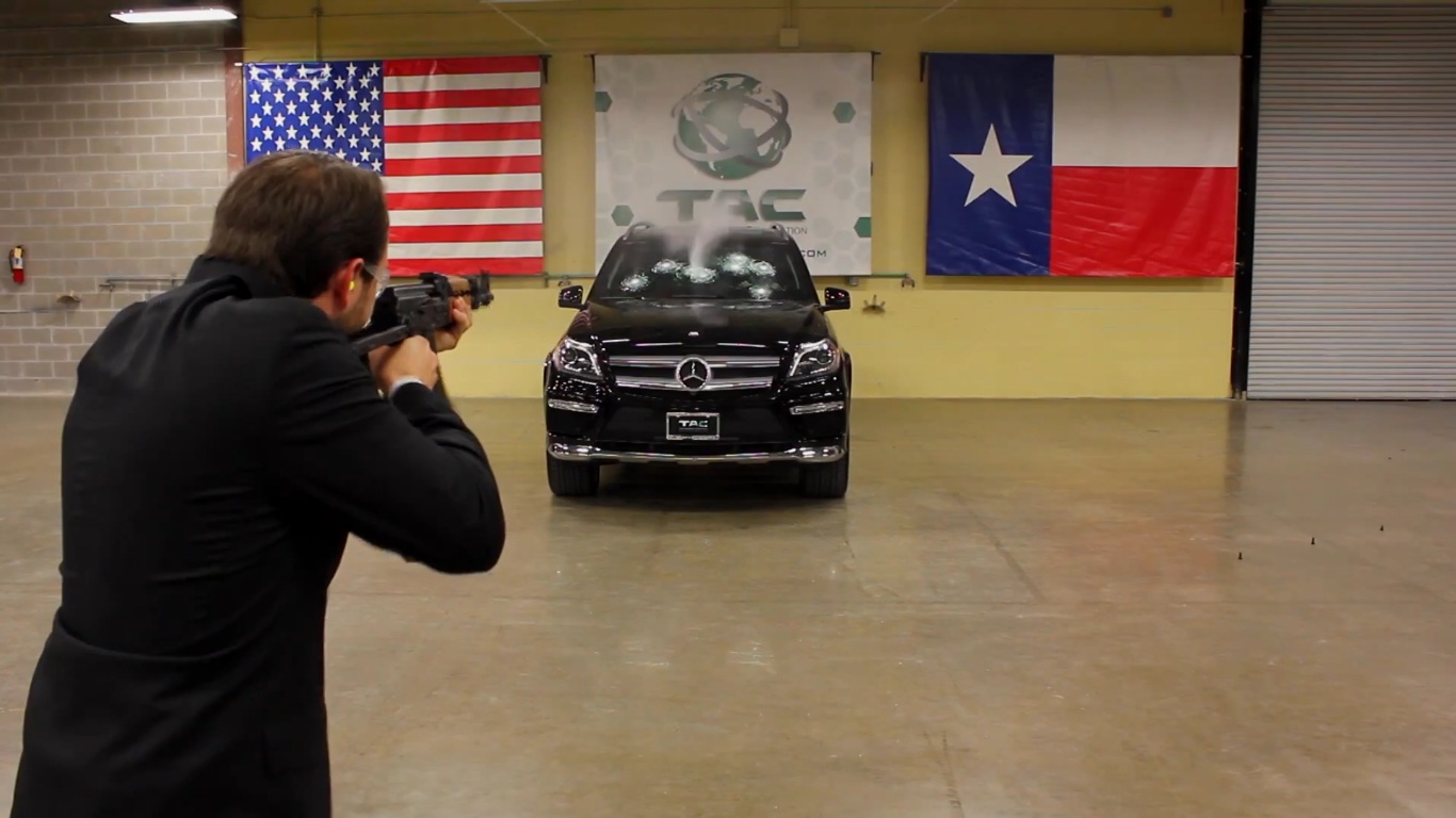 AК-47 срещу Mercedes-Benz GL (видео)