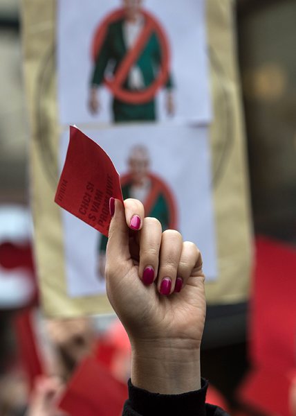 В Чехия хиляди показаха червен картон на президента