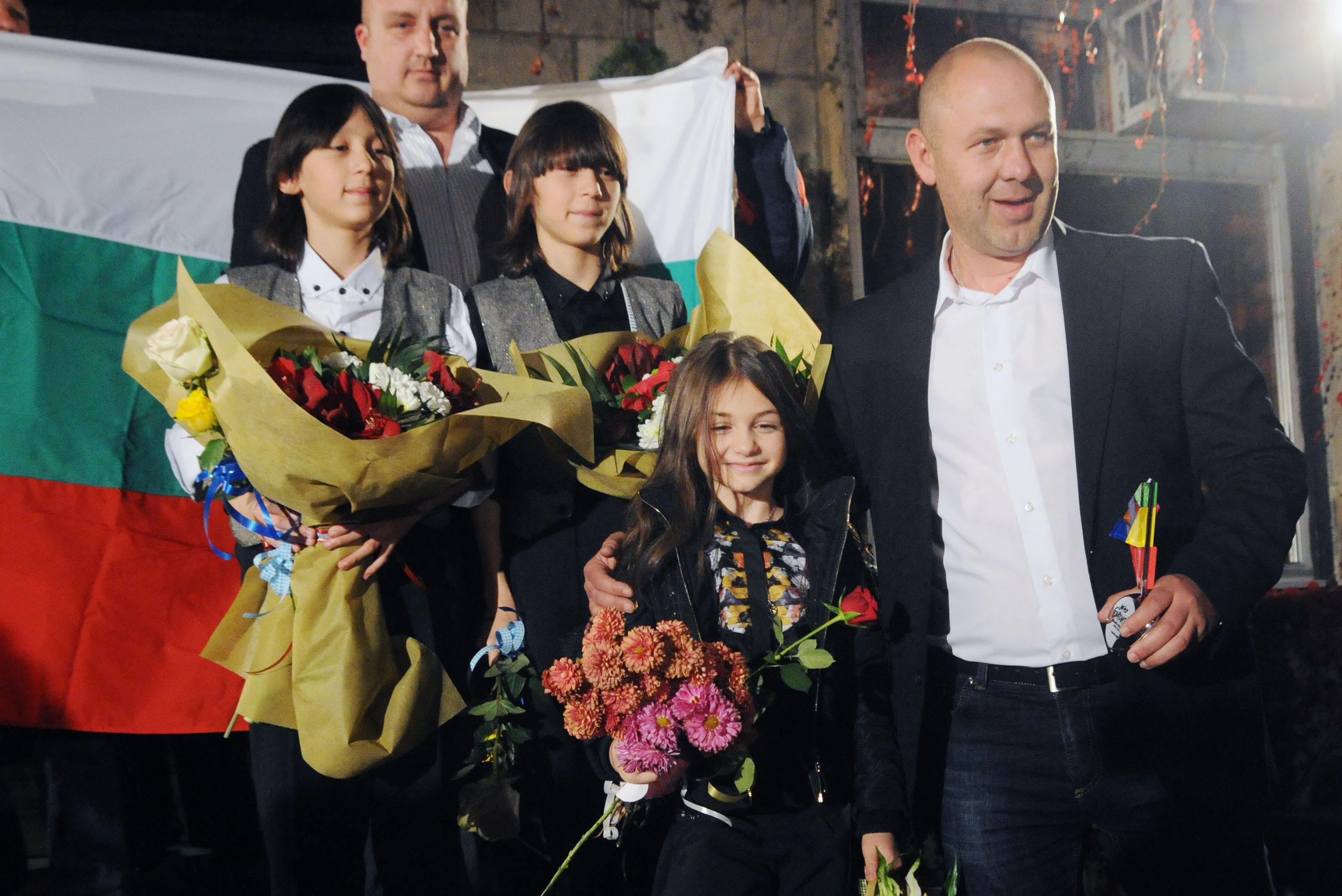 Крисия Тодорова с баща си Марин и близнаците Хасан и Ибрахим Игнатови