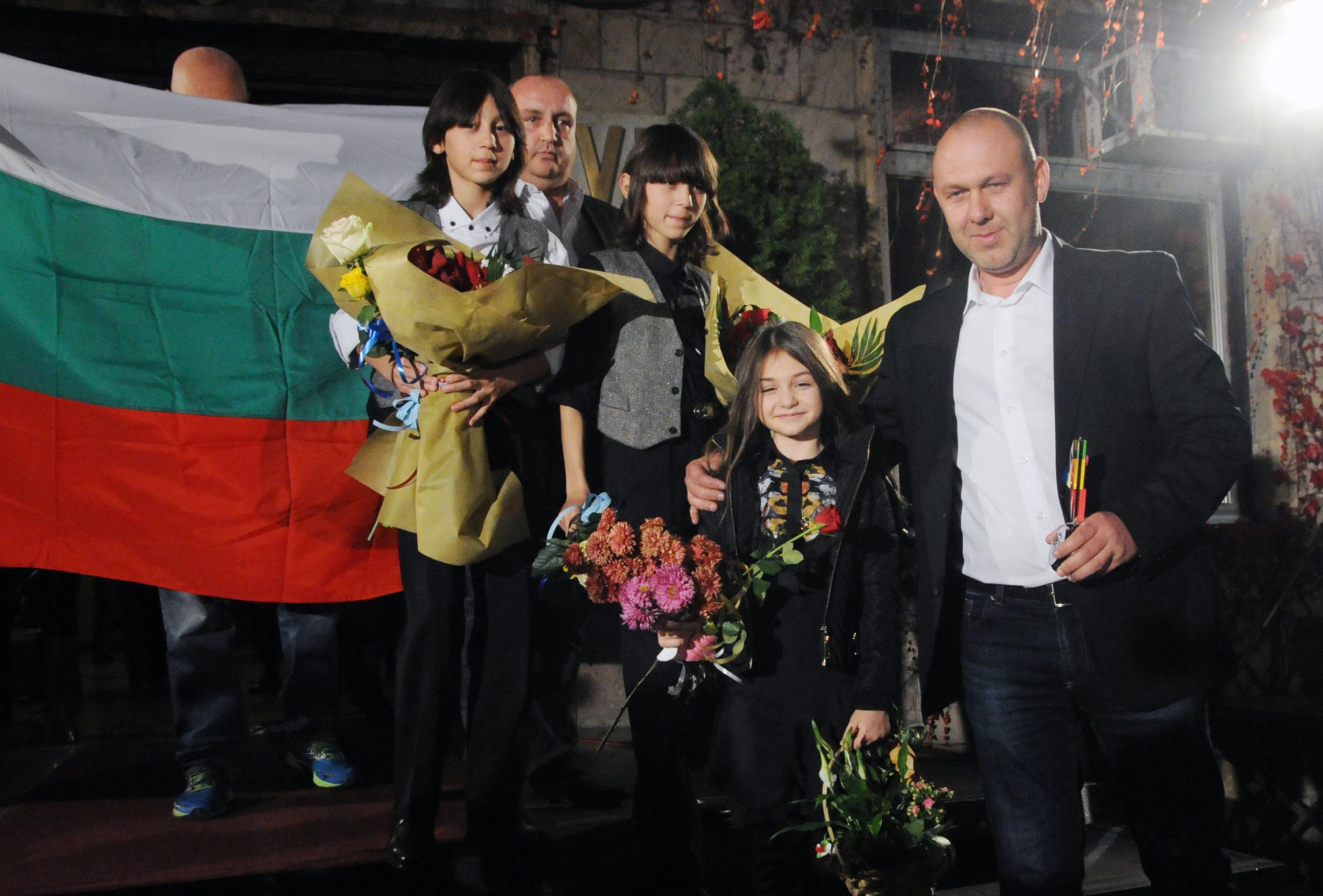 Крисия Тодорова с баща си Марин и близнаците Хасан и Ибрахим Игнатови