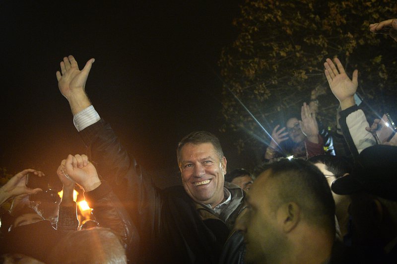 Десният кандидат изненадващо печели балотажа в Румъния