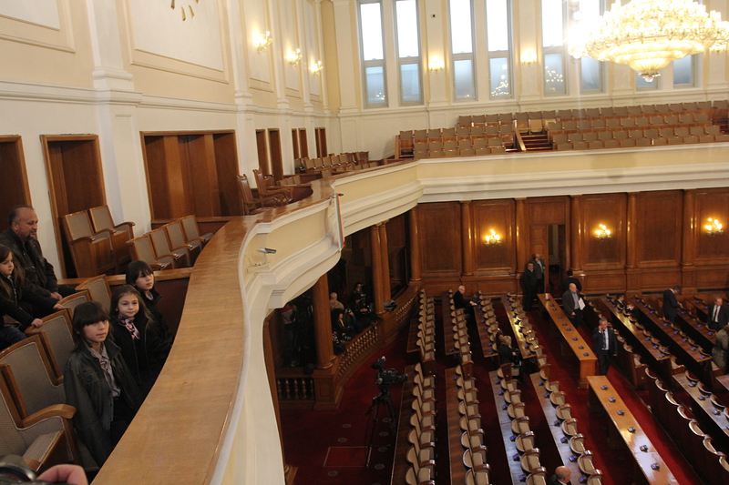 Крисия, Хасан и Ибрахим в парламента