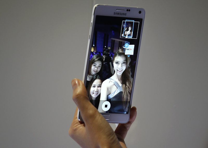 Samsung продава 30% по-малко смартфони през 2015