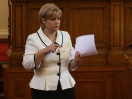 Стоянова: Управителят на БНБ трябва да подаде оставка