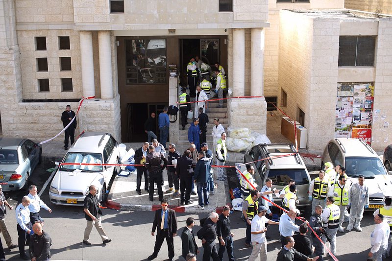 Палестинци атакуваха израелци в синагога, докато се молят