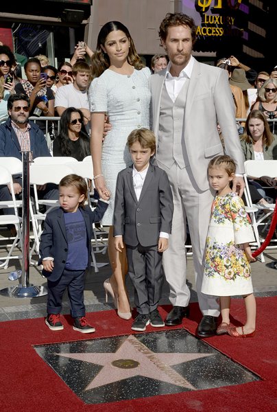 Матю Маконъхи със съпругата си Камила Алвеш и децата