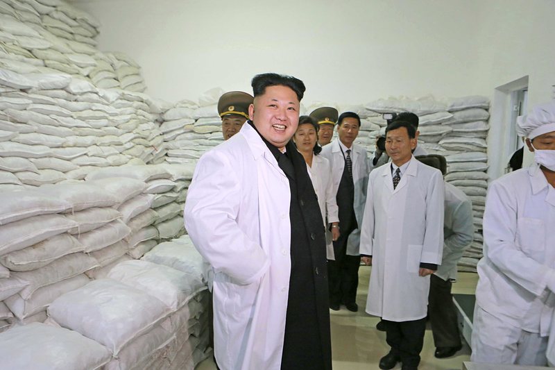 Ким Чен-ун на посещение във фабрика, произвеждаща храна за армията
