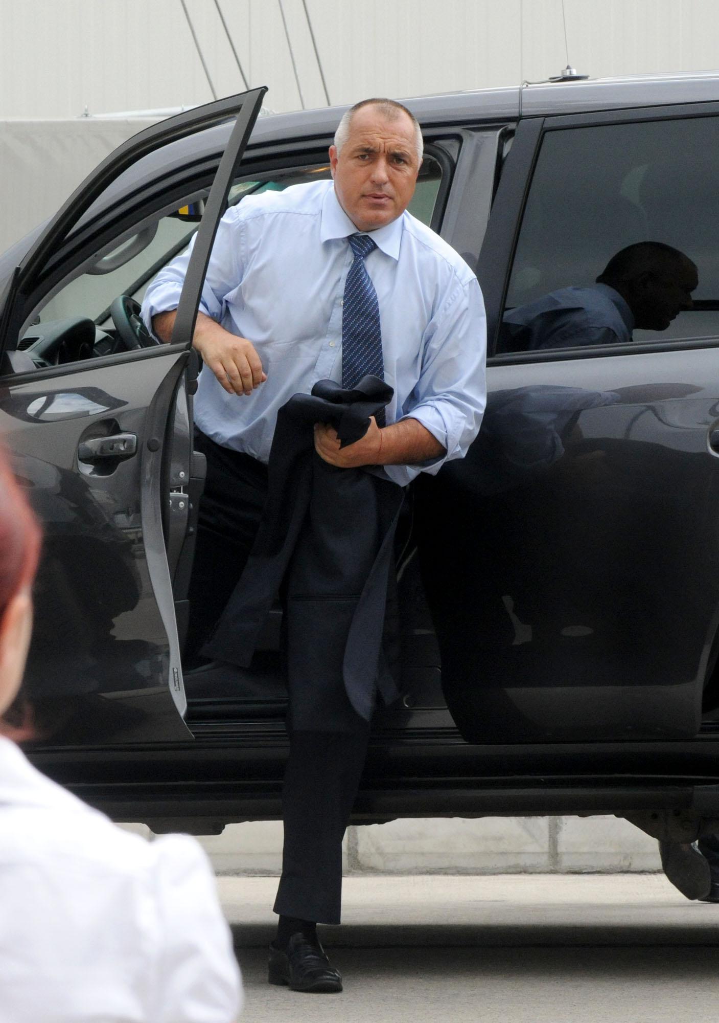 Премиерът Бойко Борисов слиза от джипа, който шофира сам