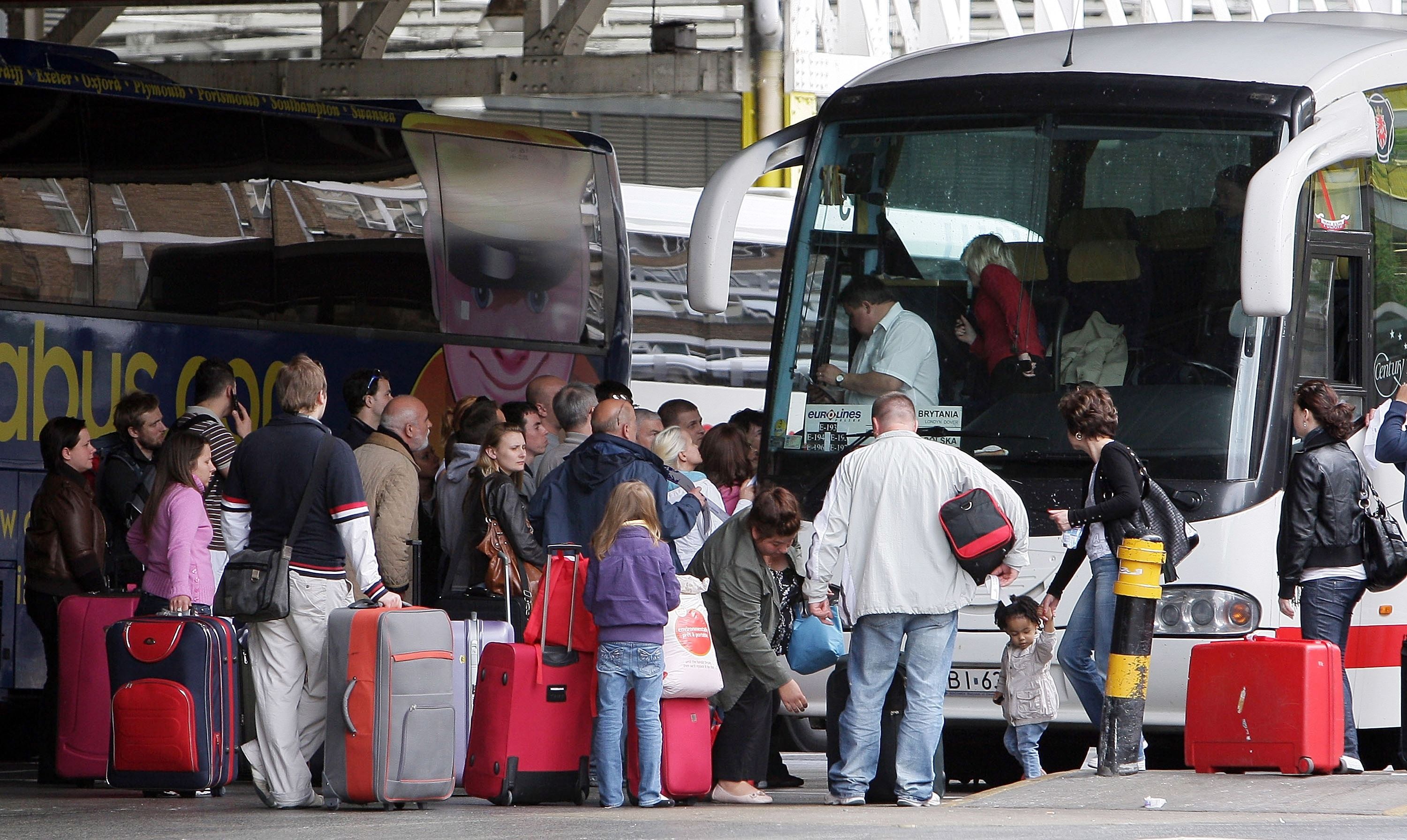 Имигранти от Източна Европа пътуват към Великобритания