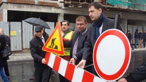 кметът Иван Тотев и районният управник Валентин Василев официално откриха ремонтираната пътна отсечка от кръстовището с ул. „Дам