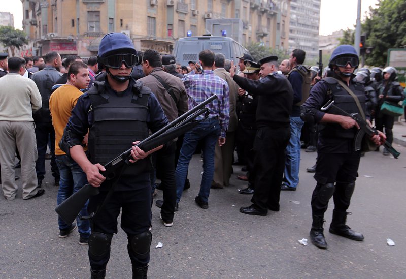 Искат смъртна присъда за сваления президент на Египет
