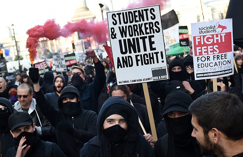 Улични схватки между студенти и полиция в центъра на Лондон