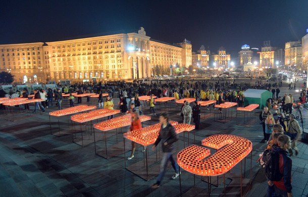 Хората изписаха на Майдана ”слава” със запалени свещи