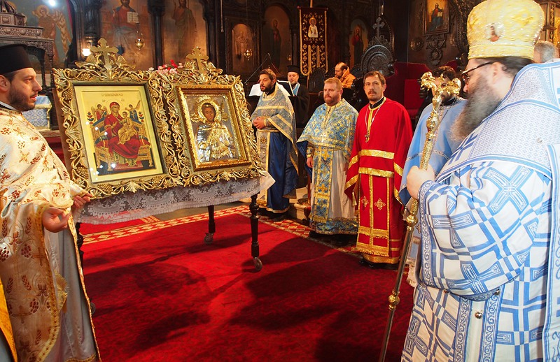 Копия на две чудотворни икони са във Варна