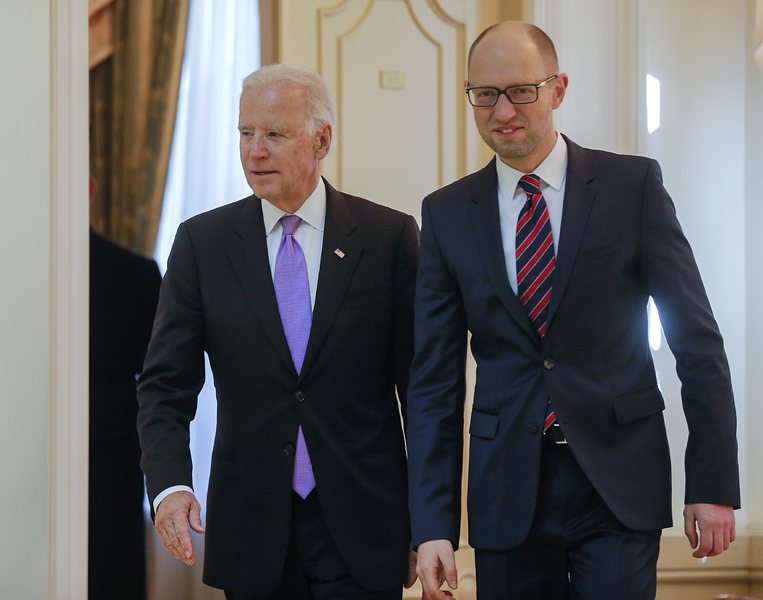 Джо Байдън припомни на Арсений Яценюк, че целият свят очаква процесът по създаване на коалиция да бъде финализиран
