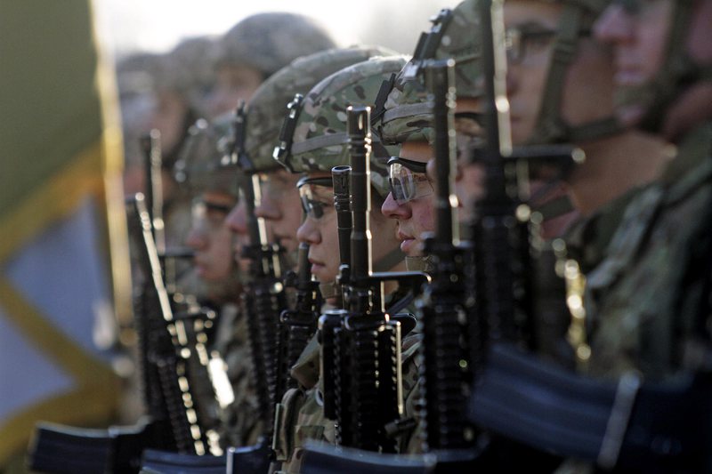 Латвийски войници в Деня на независимостта на страната. Американската армия подпомага отбраната на Прибалтийските републики