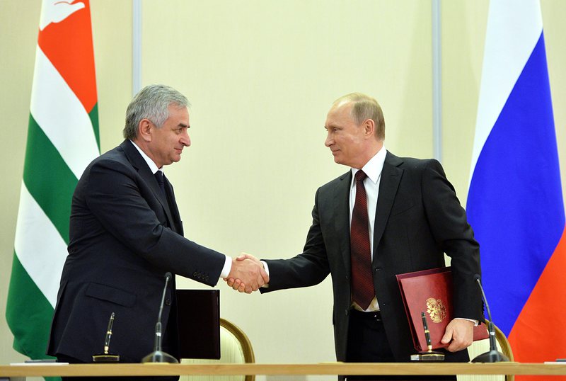 Президентът на Русия Владимир Путин и президентът на Абхазия Раул Хаджимба подписаха договора