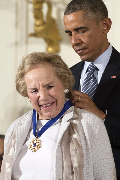 Адвокатката за правата на човека и вдовица на Робърт Ф. Кенеди Етел Кенеди получава Медал на свободата от Барак Обама