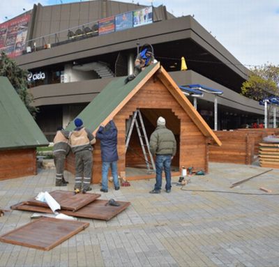 Коледни къщички ”никнат” пред Морската градина