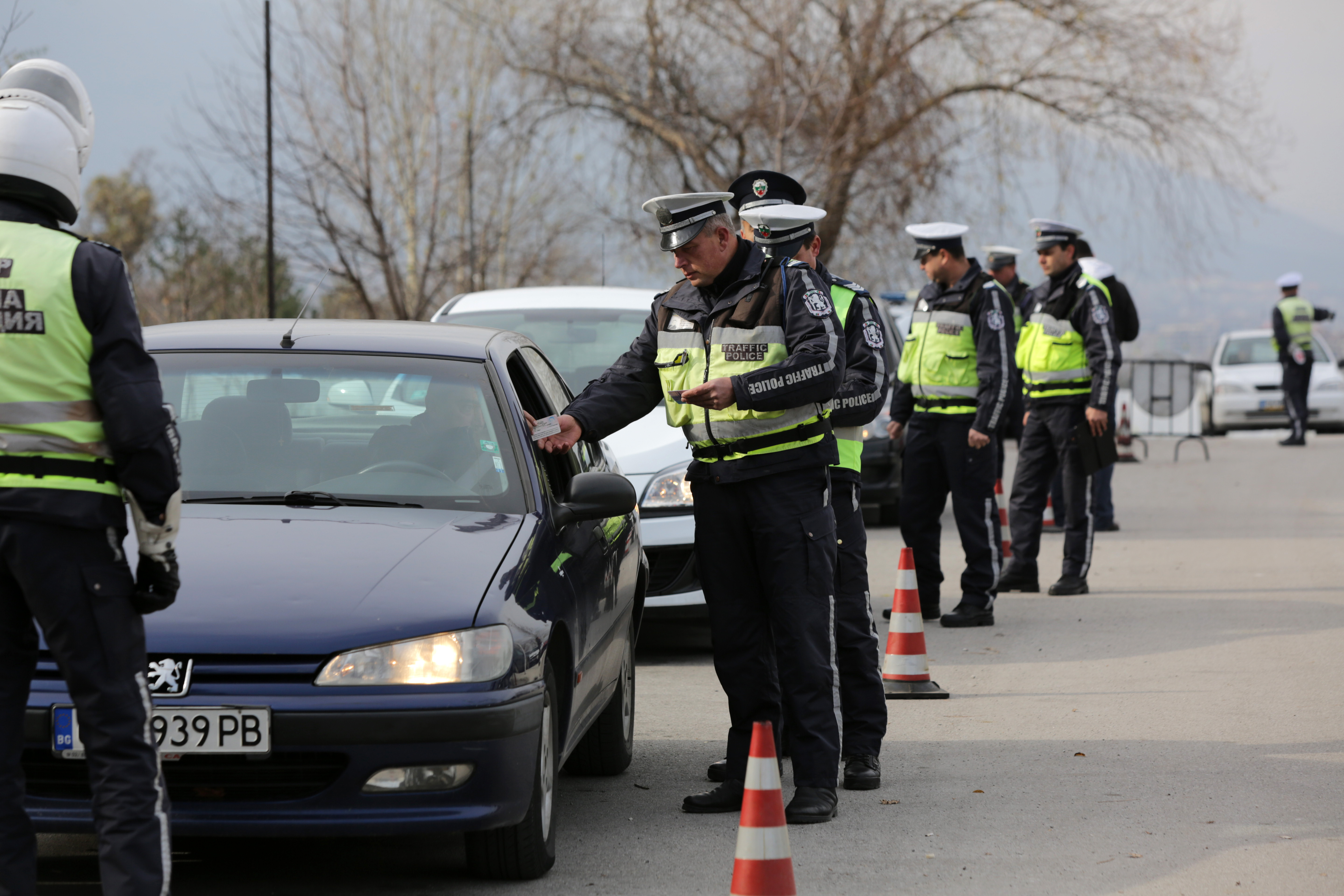 Катаджии проверяват шофьори на пътя