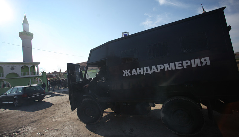 Полицаи и жандармеристи блокираха ромския квартал в Пазарджик