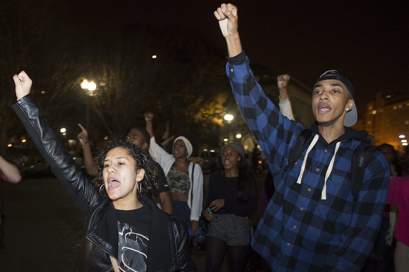 Протестиращи издигнаха юмруците си пред Белия дом след решението на съдебното жури, полицаят, застрелял чернокож младеж, да не б